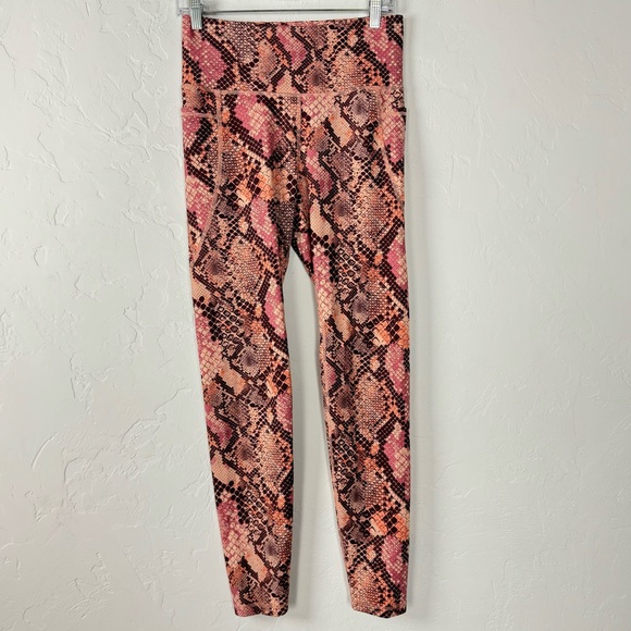 Old Navy Active Leggings Elevate Go Dry Snakeskin Print Pink Maroon Snake Pocket - Picture 1 of 10